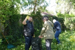 Fred-Nathalie-et-Eric-débroussaillent-le-jardin