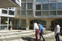 Partie-de-Molky-jeu-de-quilles-finlandais-dans-le-patio