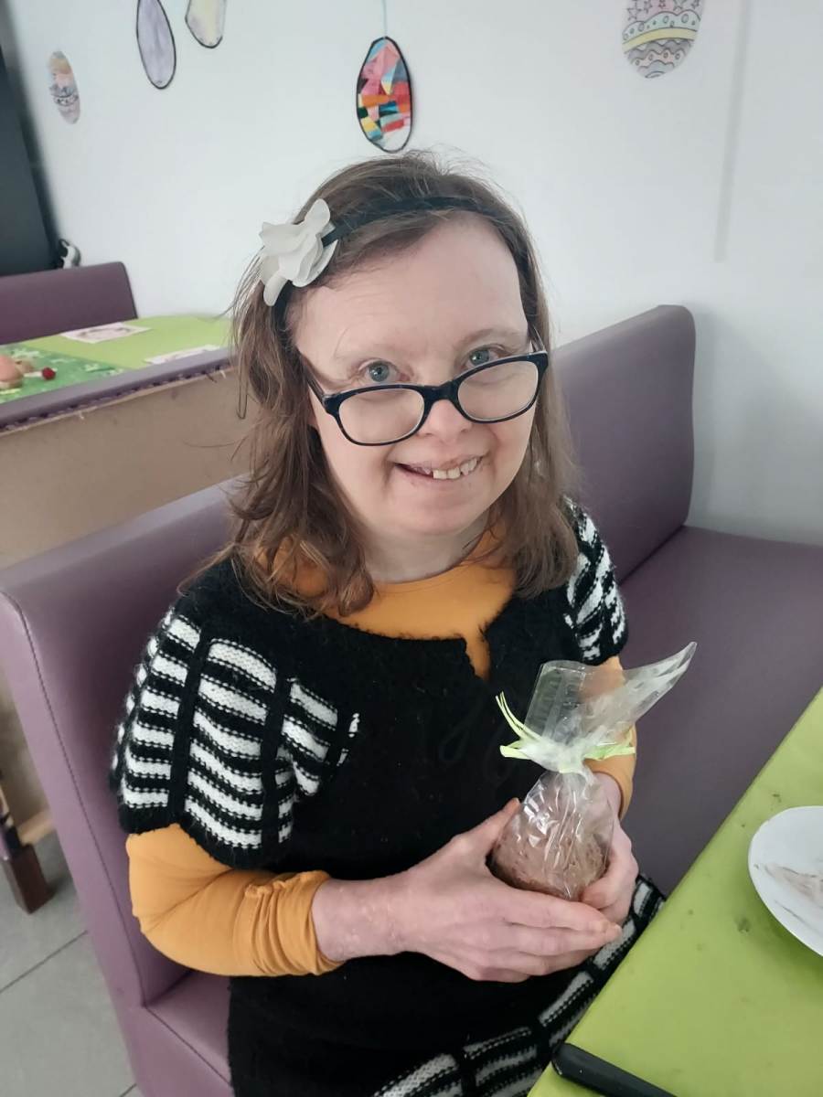 Caroline à la chasse aux oeufs